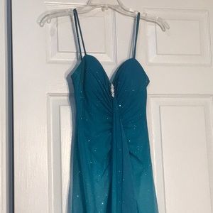 Ombré turquoise evening dress. Sleeveless. Size: 3/4. Silver brooch